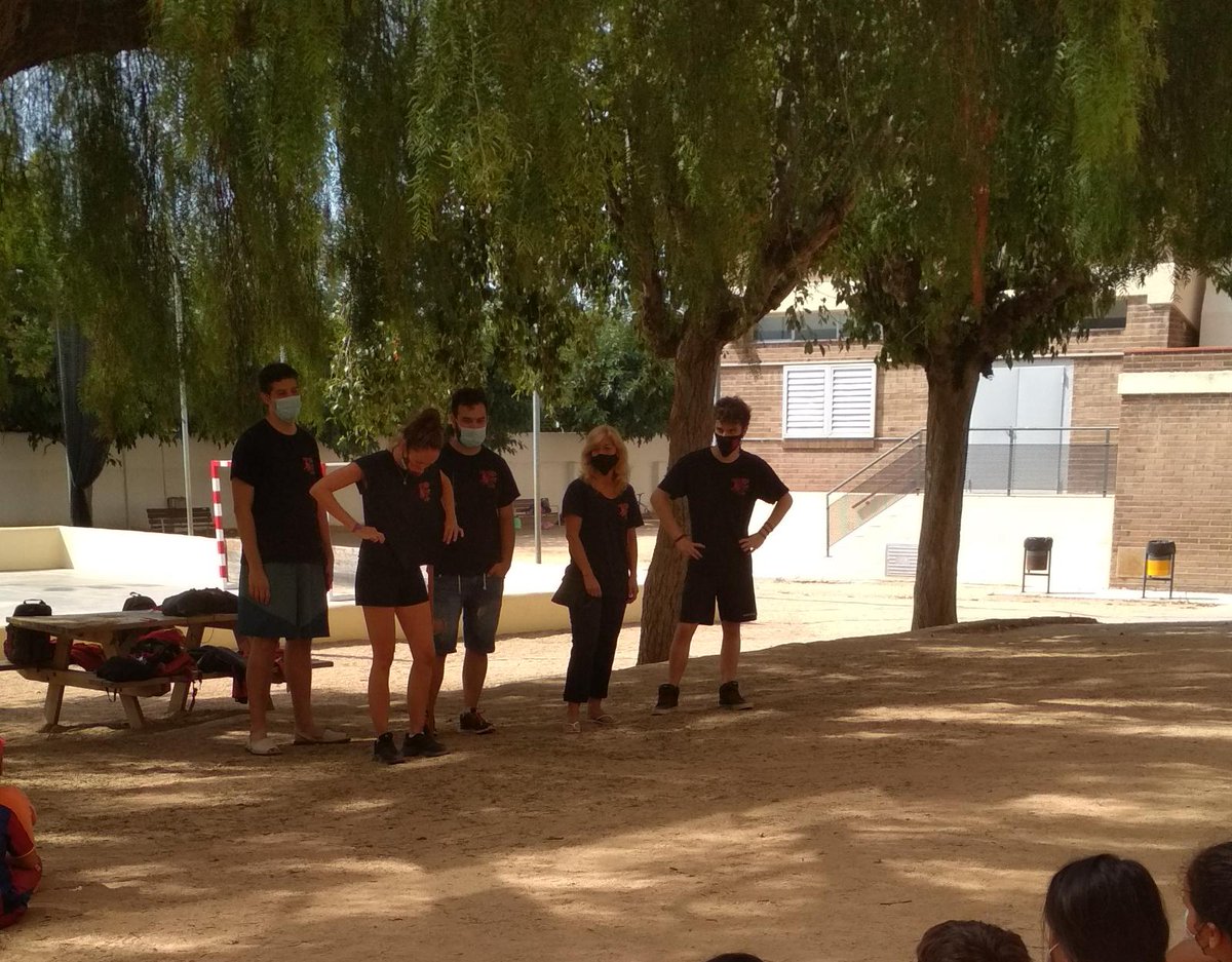 Mansuetsdefoc's tweet image. Avui hem visitat el casal d’estiu a l'escola Pérez Sala de VdM i hem fet un taller de 👉🏽Com s’ha de vestir un diable per a poder fer un correfoc!! Els nens i nenes del casal ens han ajudat moltíssim, moltes gràcies! 🥰😈🔥💥 #diables #mansuetsdefoc #vdm #casaldestiu @naifarlleure