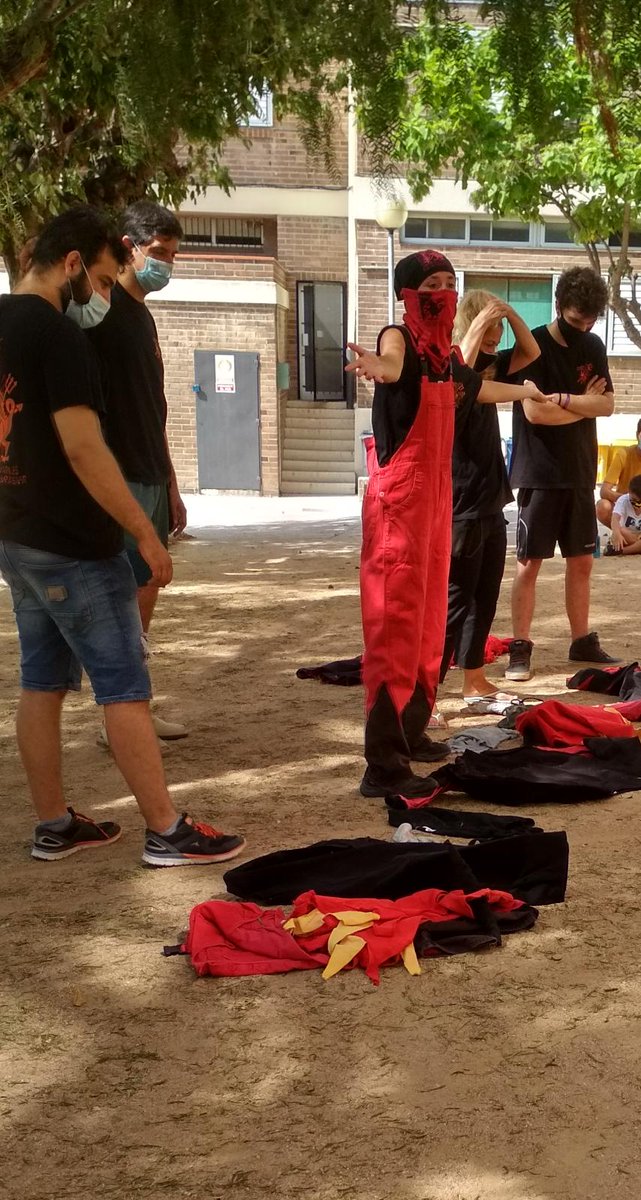 Mansuetsdefoc's tweet image. Avui hem visitat el casal d’estiu a l'escola Pérez Sala de VdM i hem fet un taller de 👉🏽Com s’ha de vestir un diable per a poder fer un correfoc!! Els nens i nenes del casal ens han ajudat moltíssim, moltes gràcies! 🥰😈🔥💥 #diables #mansuetsdefoc #vdm #casaldestiu @naifarlleure