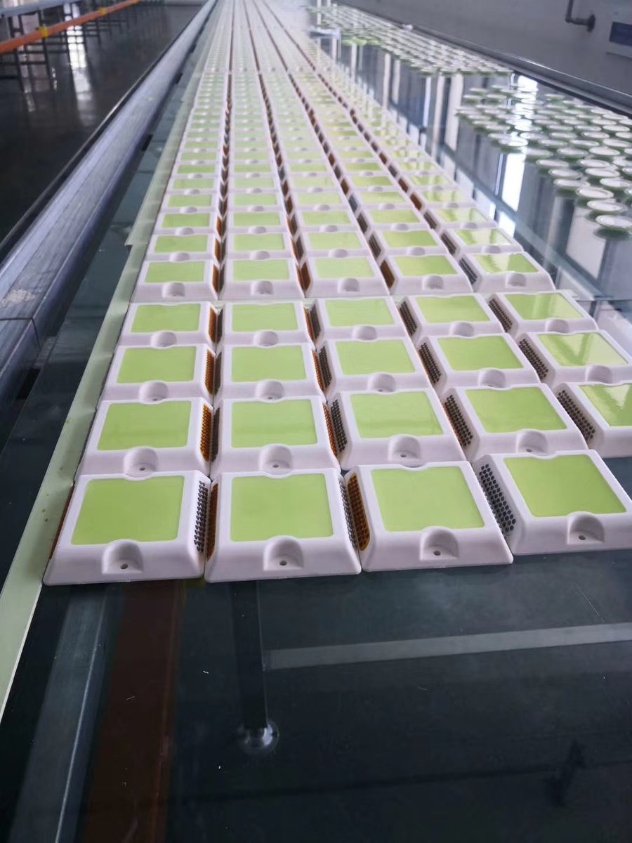 idealuminous's tweet photo. fabrication de nos plots réfléchissant et photoluminescents https://t.co/7NRWzz7g0n