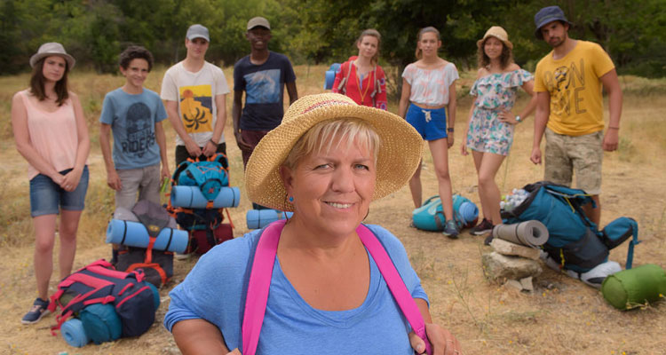 MediawanFr's tweet image. Double mission ce soir pour notre Joséphine à 21h10 sur @TF1 (rediffusion)

En plus d'être propulsée animatrice dans un camp de vacances "déconnecté", qui n'enthousiasme pas les jeunes, elle devra former Gabriel, un ange stagiaire. 

#JAG une prod. #Demd avec @MimieMathyOff