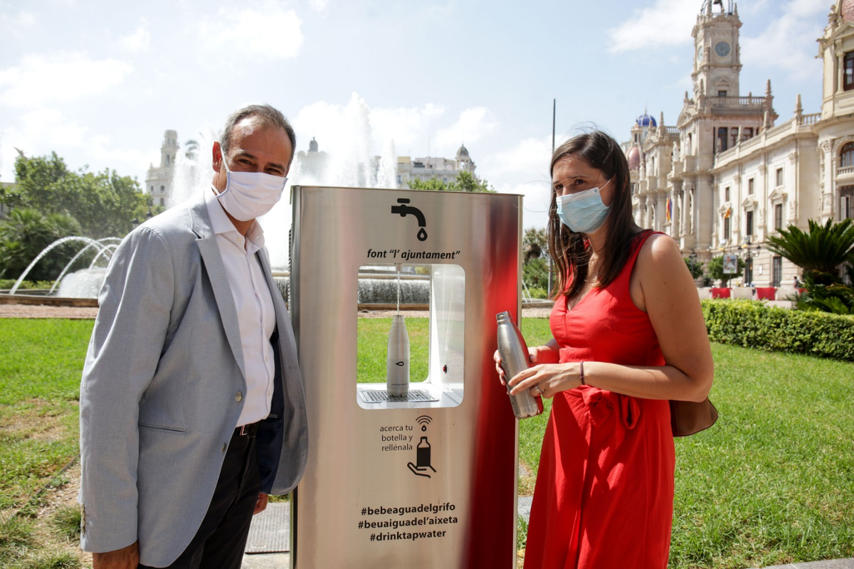 AjuntamentVLC's tweet photo. 💧.@aiguavlc instal·la tres fonts d'aigua #potable filtrada i refrigerada a #València. Beure #aiguadelaixeta és més segur🦠 i evita la generació de residus plàstics reduint les emissions de CO₂. 
Porta la teua botella i gaudeix de l'aigua fresqueta! #zerowaste #bebeaguadelgrifo https://t.co/FCucI5laU6