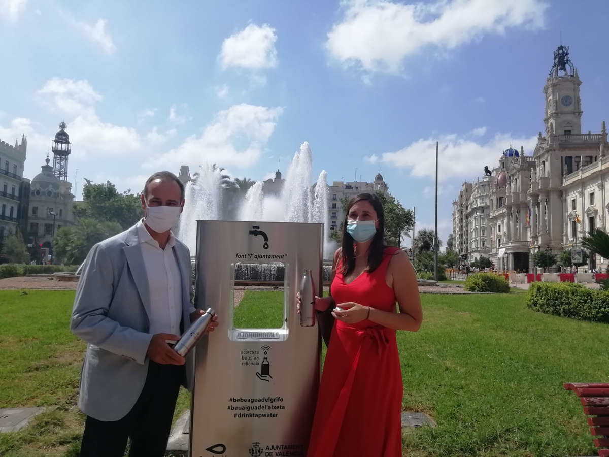 AjuntamentVLC's tweet photo. 💧.@aiguavlc instal·la tres fonts d'aigua #potable filtrada i refrigerada a #València. Beure #aiguadelaixeta és més segur🦠 i evita la generació de residus plàstics reduint les emissions de CO₂. 
Porta la teua botella i gaudeix de l'aigua fresqueta! #zerowaste #bebeaguadelgrifo https://t.co/FCucI5laU6