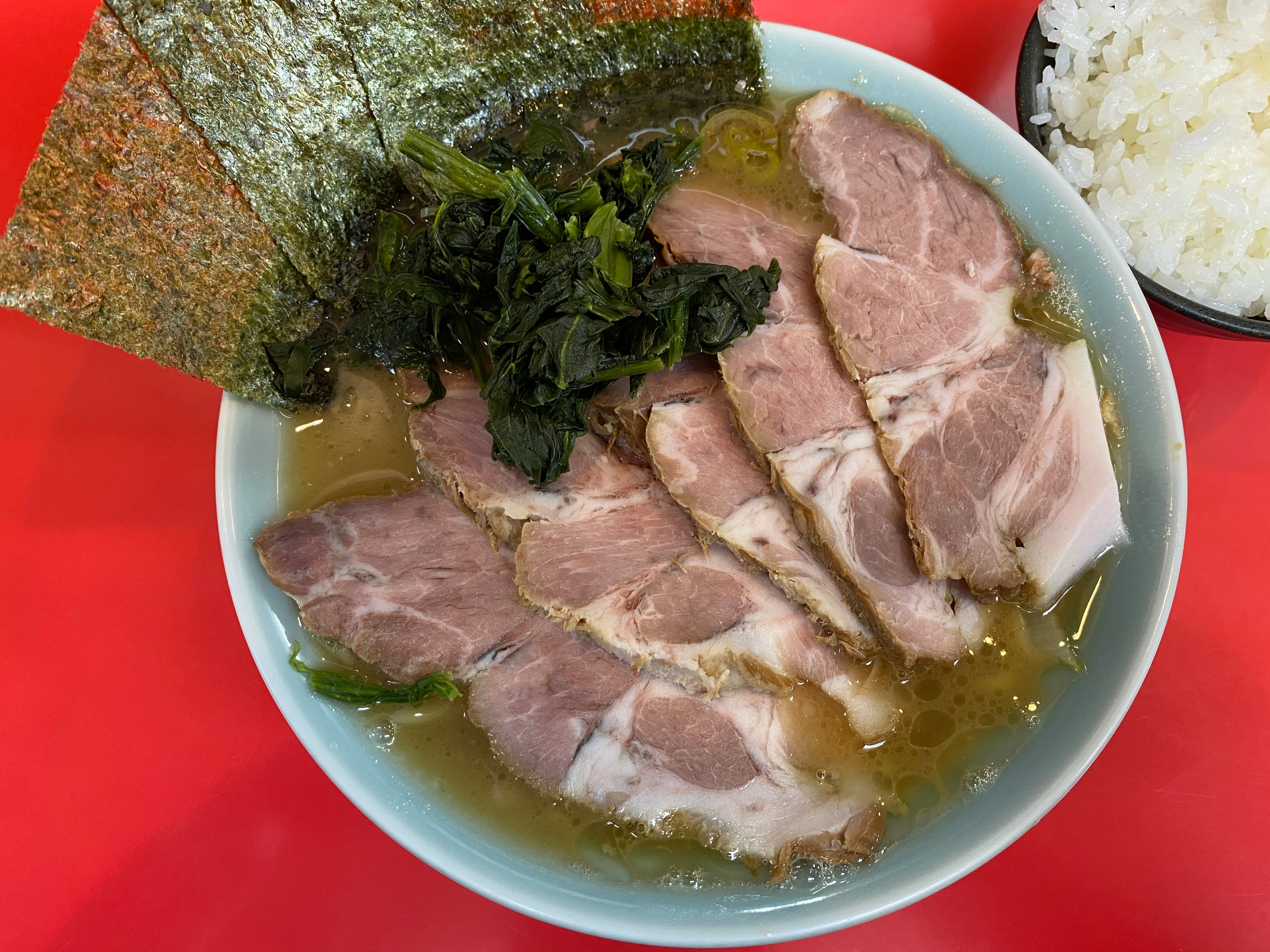 家系ラーメンマン ま いどっ 家系ラーメンマンです 心家 港北区師岡町 青物横丁 まこと家 出身のこちら ほろほろ チャーシューに 独特のこくのある熟成豚骨醤油スープ 麺は酒井製麺杉 環2沿い トレッサ横浜のすぐ近くです Youtube