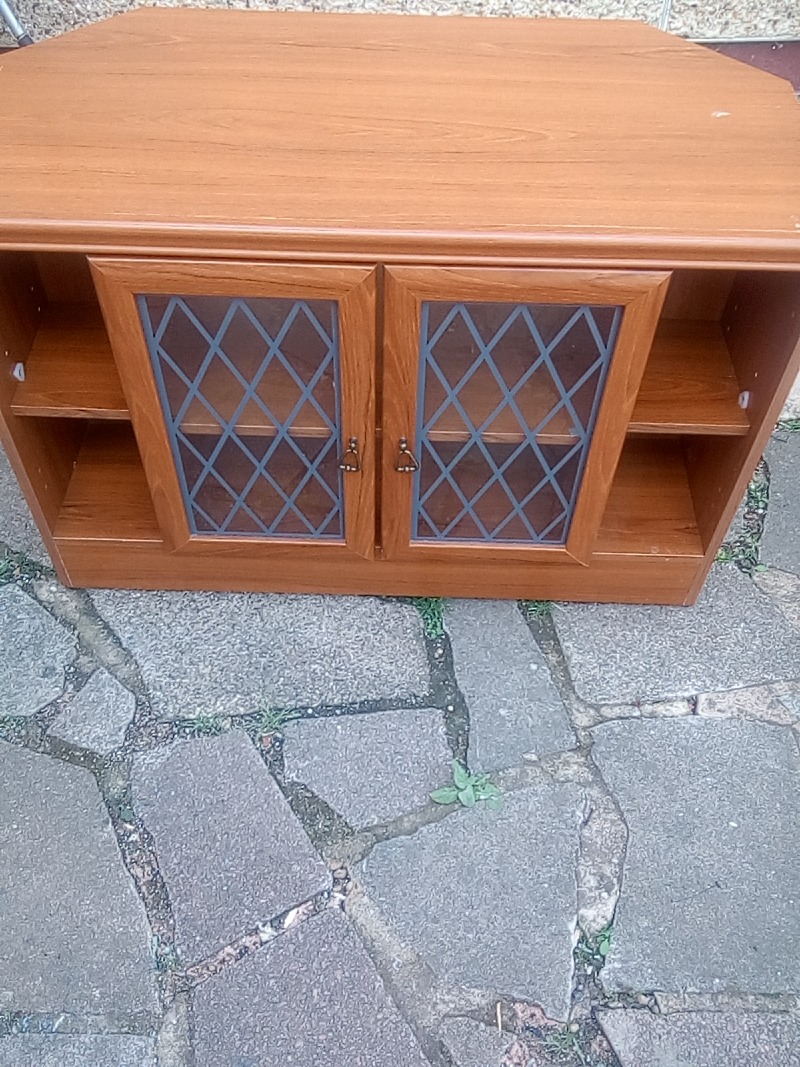 FreegleSandy's tweet photo. OFFER: TV unit  (Biggleswade SG18) https://t.co/yomXMk6xci https://t.co/ckb00CTSl0