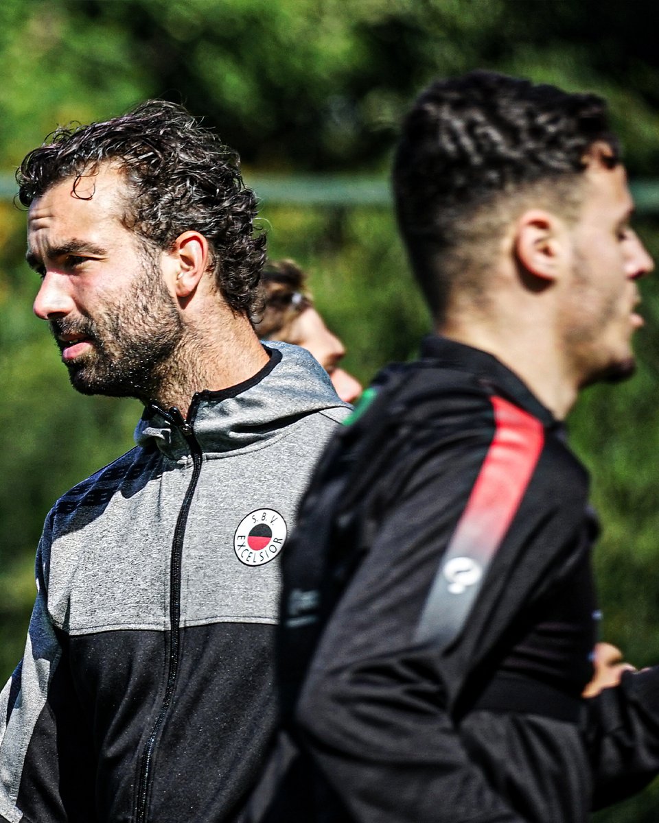 excelsiorrdam's tweet photo. 💭 "Ik ben blij dat we weer zijn begonnen met trainen. Het is een frisse start in een nieuwe competitie en daarin richten wij ons uiteraard op het hoogste haalbare.” - 𝗘𝘅𝗰𝗲𝗹𝘀𝗶𝗼𝗿 𝗢𝗻𝗱𝗲𝗿 𝟮𝟭 trainer Marinus Barendregt
💪⚫️🔴 #samensterk #NextGenLoading https://t.co/uOxHzpt3xy