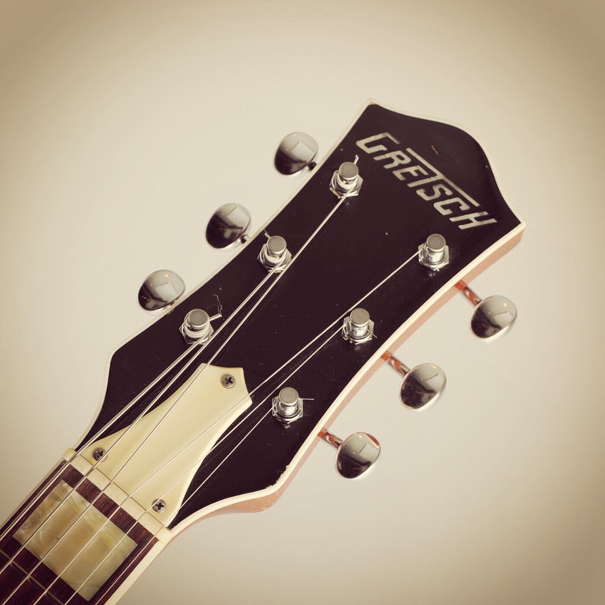 mikiame's tweet photo. 3プライピックガードやブロックインレイ等のレアな仕様が再現された一本。
GRETSCH
Custom Shop Masterbuilt G6128CS Duo Jet Black by Stephen Stern 2015
https://t.co/js6u0F0L8X
#gretschguitars #soundofhonor #outlawauthentic #powerandfidelity #guitar #mikigakki #三木楽器 #新着ギター https://t.co/YOAZBiflgG