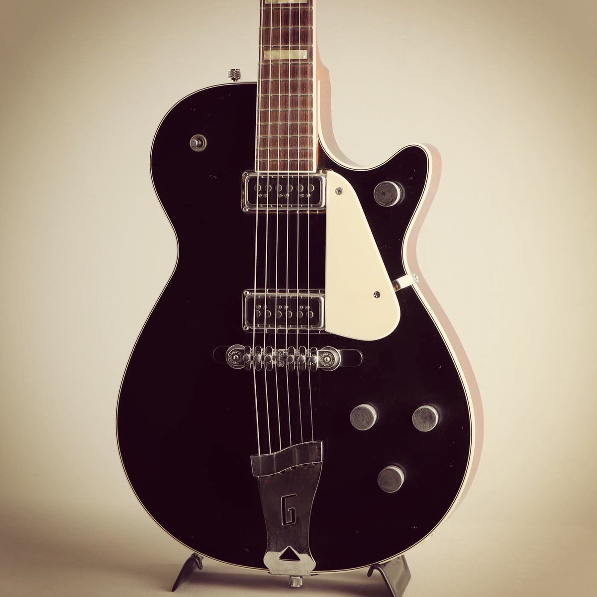 mikiame's tweet photo. 3プライピックガードやブロックインレイ等のレアな仕様が再現された一本。
GRETSCH
Custom Shop Masterbuilt G6128CS Duo Jet Black by Stephen Stern 2015
https://t.co/js6u0F0L8X
#gretschguitars #soundofhonor #outlawauthentic #powerandfidelity #guitar #mikigakki #三木楽器 #新着ギター https://t.co/YOAZBiflgG