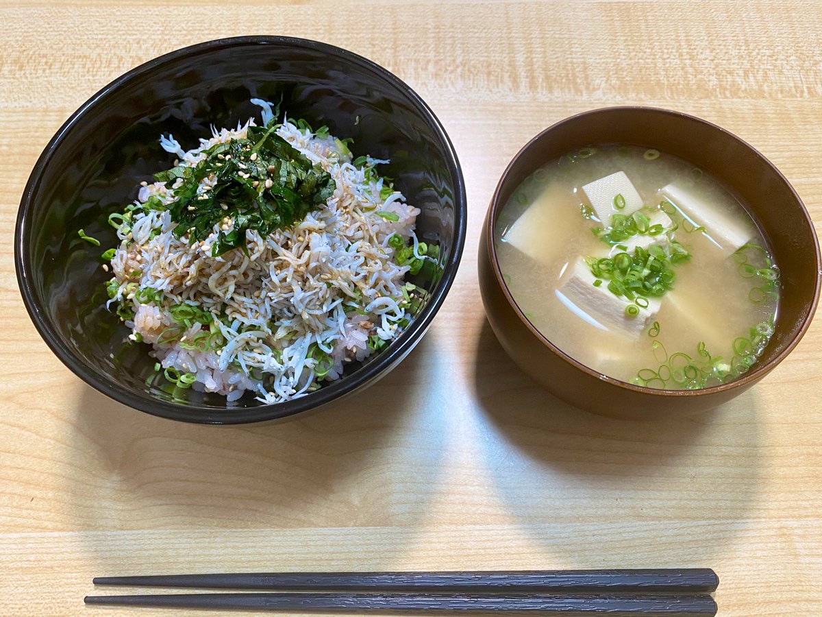英ちゃんねる V Twitter 本日の夕食 しらす丼 お味噌汁 ネギをごはんの上に敷き詰め その上からしらすを山盛りにして大葉を乗せてタレをかければ完成 旨すぎて叫びました あっさりめに作ったお味噌汁もぴったり合う 晩ごはん 料理記録 料理写真