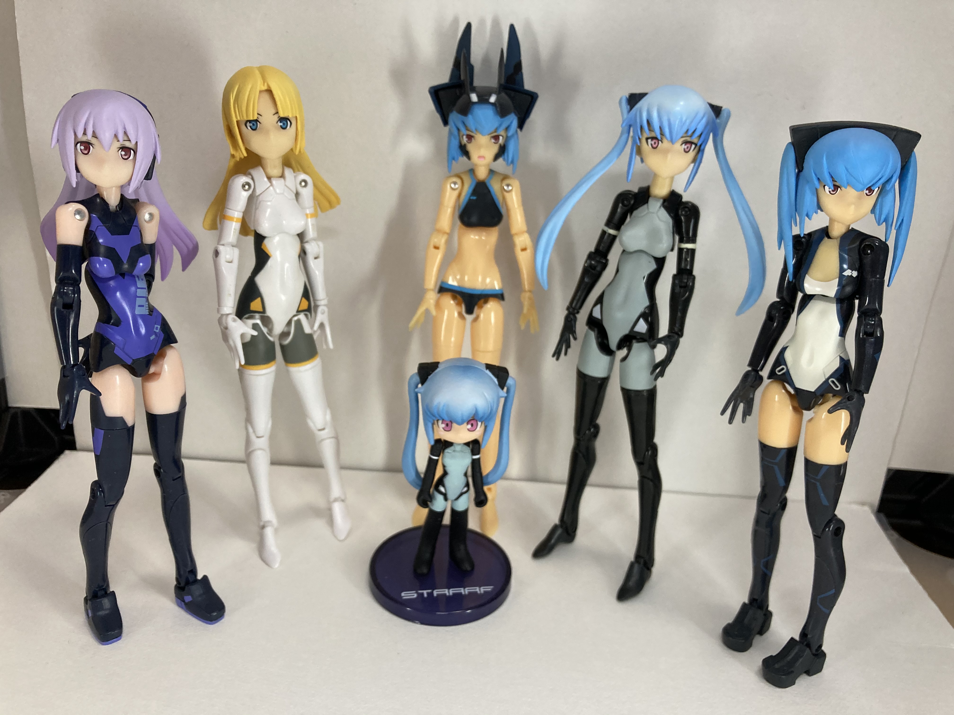 ゼロライン2号機 前回のアーンヴァル トランシェ2と並べて 素体 武装 アプデ版 Mk 2 とは別の形で多彩で初代独特の楽しさがあります うちにある天使型 悪魔型全部並べた図も Mk 2との比較は ちょっと考えますね 武装神姫 T Co