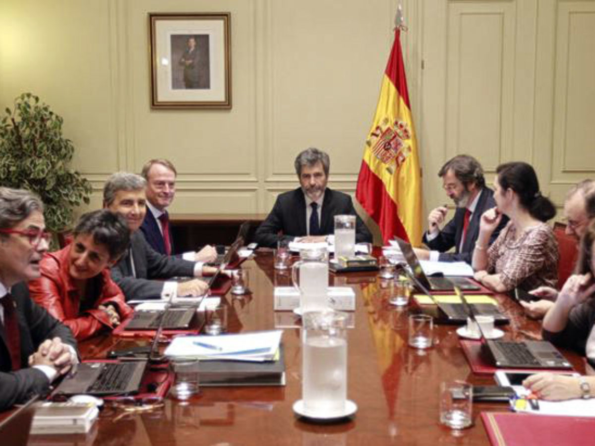 ErnestoEkaizer's tweet photo. #GGPJ  "El acuerdo de retirar del orden del día los nombramientos ha sido aprobado con 16 votos a favor y cinco en contra, los de los vocales Carmen Llombart, Nuria Díaz, Ángeles Carmona, Mar Cabrejas y Wenceslao Olea. Llombart formulará voto particular. Lesmes a favor de retirar https://t.co/M2j5Y1OLf6