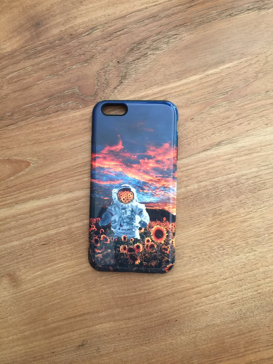 Pandamayment's tweet image. J’ai reçu ma nouvelle coque et elle est si belle 😍 Je suis fan de @redbubble, les produits sont beaux, de bonnes qualités et je reçois toujours mes produits à l’avance 🥰