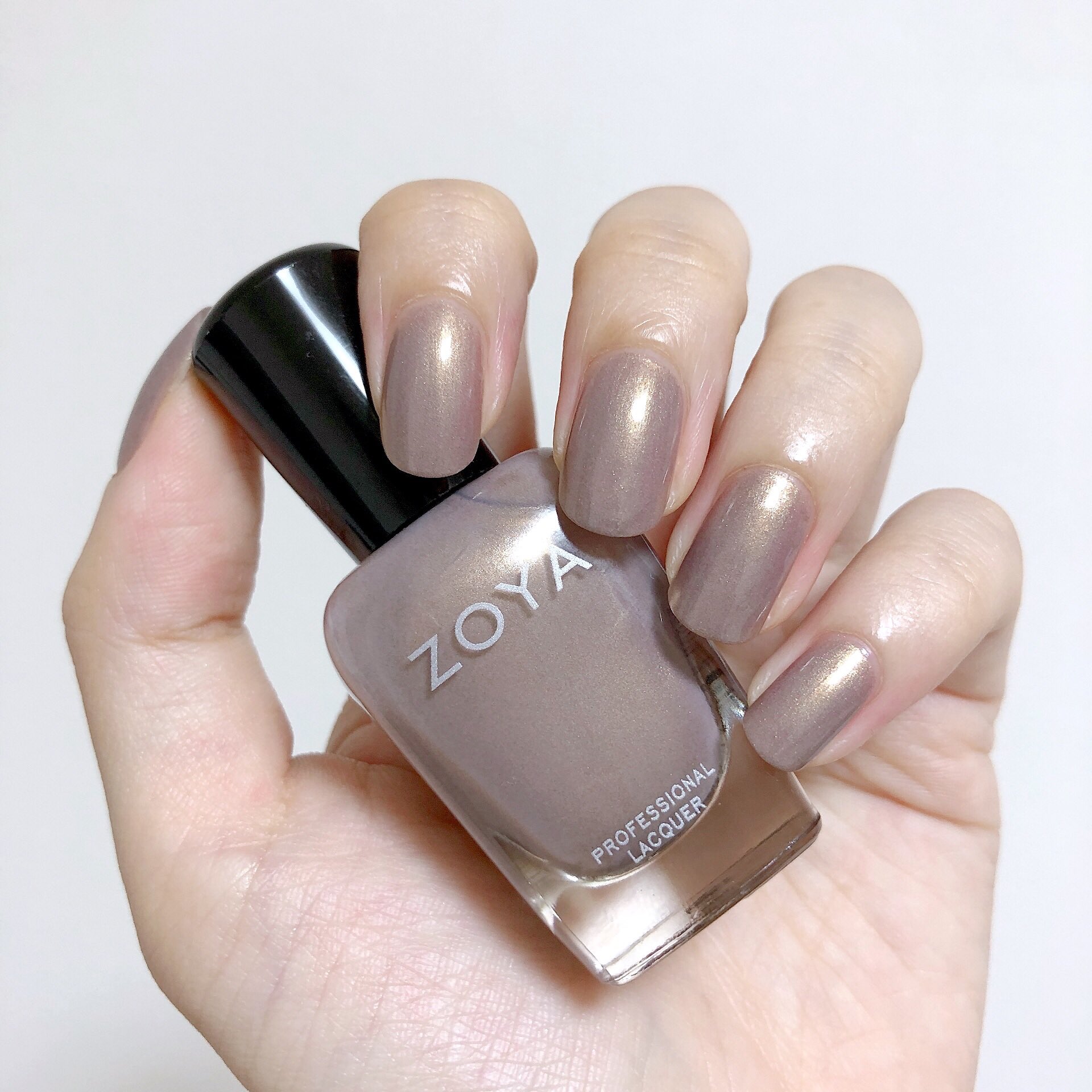 おいも Zoyaの神カラー と聞いてたけどここまで可愛いとは Zp905 Beth グレイッシュなココアカラー ゴールドパールが華やかさと肌馴染みをアップしてくれる 簡単にうまく塗れるカラーとして紹介されてたけど 本当にサッと塗っただけで良い感じの