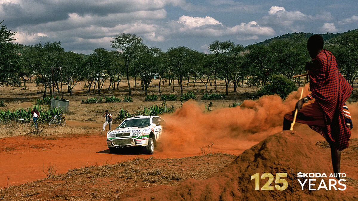 skodaautonews's tweet photo. 8️⃣2️⃣ Three #SKODA #OctaviaWRC cars lined up at the Safari Rally Kenya in July 2001. They attracted attention with the distinctive air inlet built into their roofs, which filtered the dusty air in the demanding stages. #TransformationTuesday #125years https://t.co/OQz71n41Qm