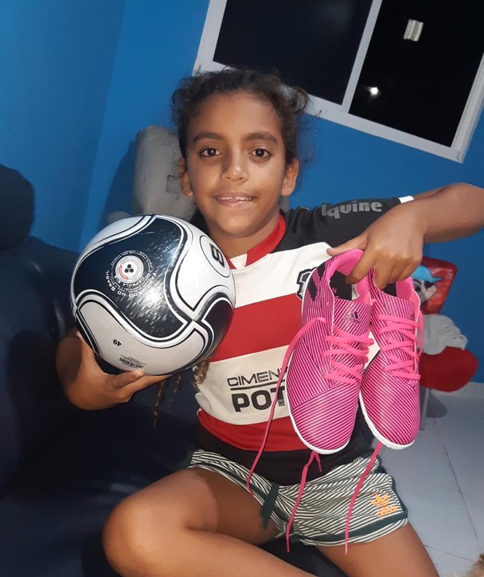 geglobo's tweet photo. Após desabafo viralizar, Santa Cruz convida jogadora mirim para ir ao Arruda conhecer o elenco

Atleta de 10 anos é torcedora do clube e postou vídeo contra as ofensas que vinha sofrendo por ser mulher e jogar futebol https://t.co/Ca3TmFFEq7 https://t.co/VHE6Jn3uya