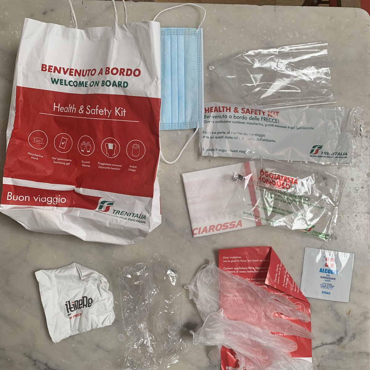 EloiseThinkTank's tweet photo. #frecciarossa 1 sacchetto di spazzatura offerti x 50 min. di viaggio. 
Insulto all'intelligenza e consapevolezza:il #monouso è quanto di più sbagliato si possa produrre.  13 pezzi tra plastica e carta, grazie solo per l'acqua, ho rabboccato la #borraccia #trenitaliaUsaeGetta https://t.co/fOyrCLMi7z