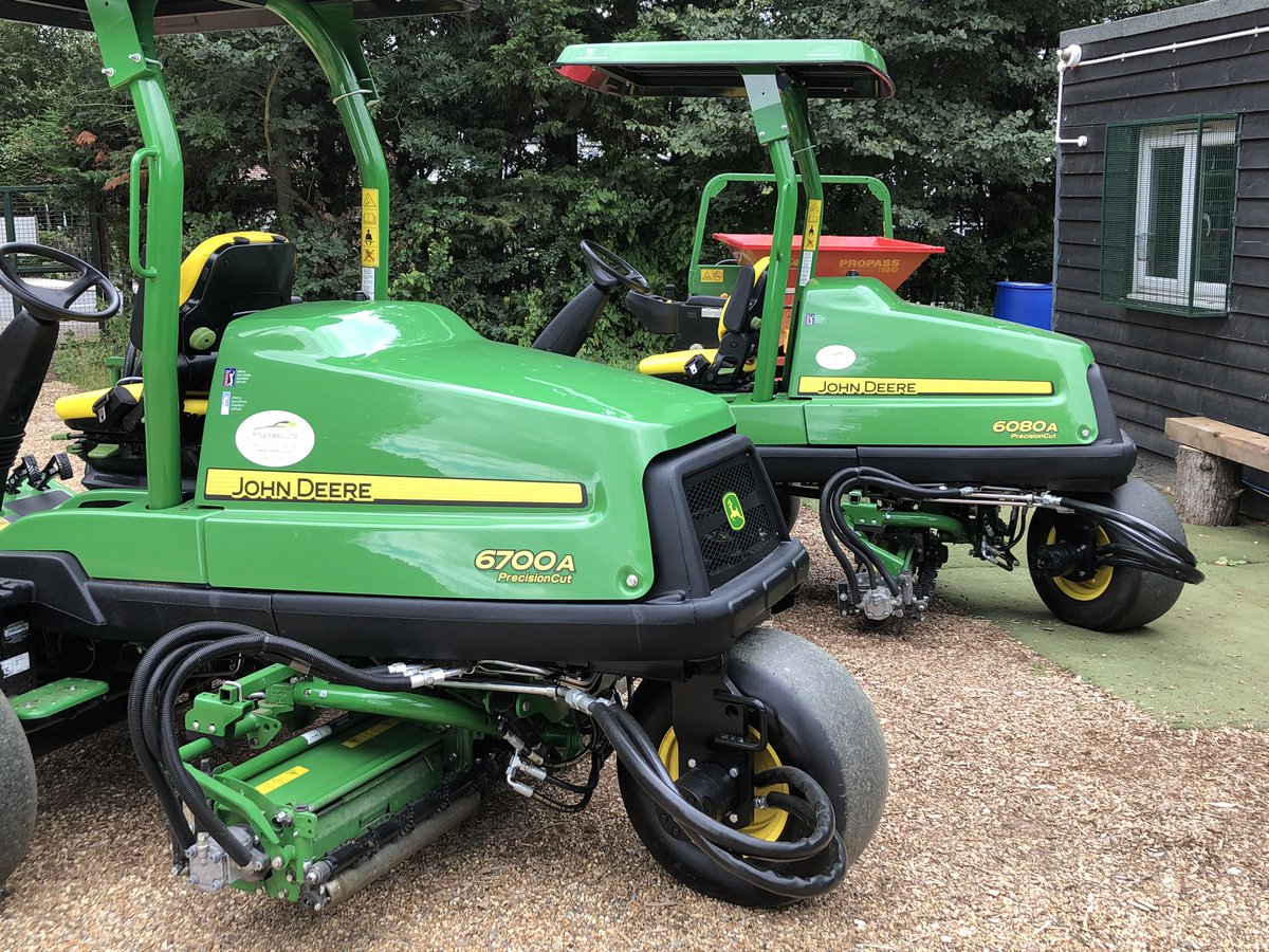 Thanks @Tuckwells_Rob @PTuckwellLtd for the Demo of these 2 fairway mowers! Flyweight Vs Middleweight 🤔 be interesting to see the results @JohnDeere #horsesforcourses