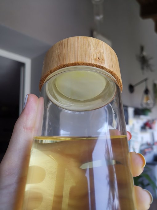 I store oil in this jar and the lid got super stuck. Do you know any tip to open it? I've literally tried