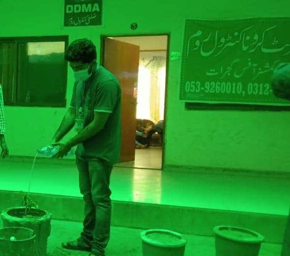 MGreenPakistan's tweet photo. میک پاکستان گرین گجرات ٹیم کی جانب سے کمشنرآفس گجرات میں شجرکاری کی گئی۔ جن لوگوں کےپاس پودےلگانےکی جگہ میسر نہیں وہ گملوں میں انڈور پلانٹ لگاسکتے ہیں گھر کی چھتوں پر بھی لگائے جاسکتےہیں۔ بڑے فخر کی بات ہے ہماری مائیں بہنیں بیٹیاں بھی شجرکاری کے اس نیک مشن میں شانہ بشانہ ساتھ ہیں https://t.co/F89hmlRW5C