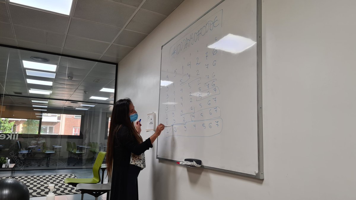 Jimena_y_yo's tweet photo. Hoy les toca explicarme algoritmia 🧐
Cada una de las personas de la clase se ha preparado un algoritmo de ordenación y nos lo tiene que explicar a los demás.
@AVALENTINAGD @4GeeksAcademyES
#100DaysOfCode https://t.co/aFoWvehWRS