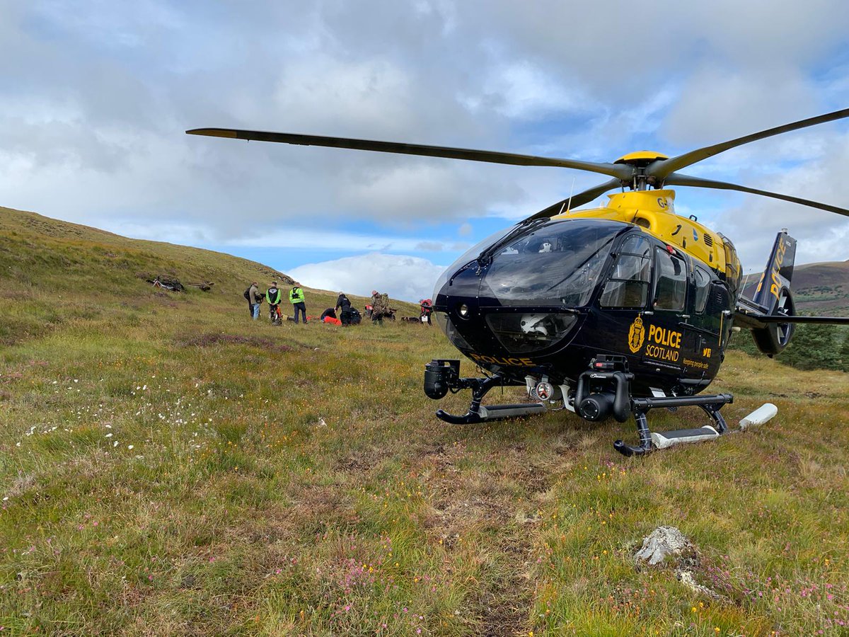 Police helicopter assisted colleagues @northernPolice in the search for a missing male in a remote area near Golspie. Crew located him, landed on and provided first aid until arrival of mountain rescue team. #policeairsupport
