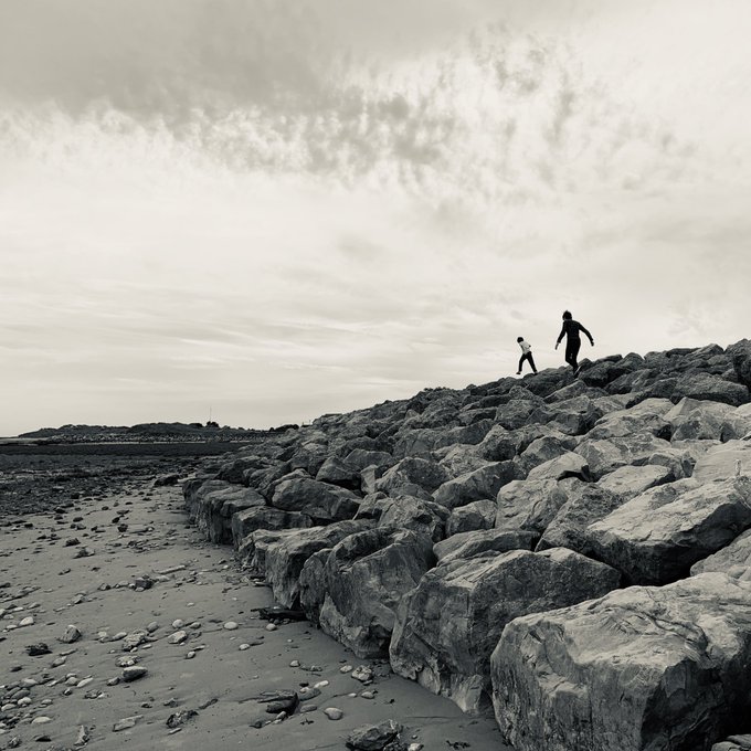 Kids clambering across the rocks https://t.co/ysIVrvRWoc<a href="/tag/nufc"class="tags"><span>#nufc</span></a>