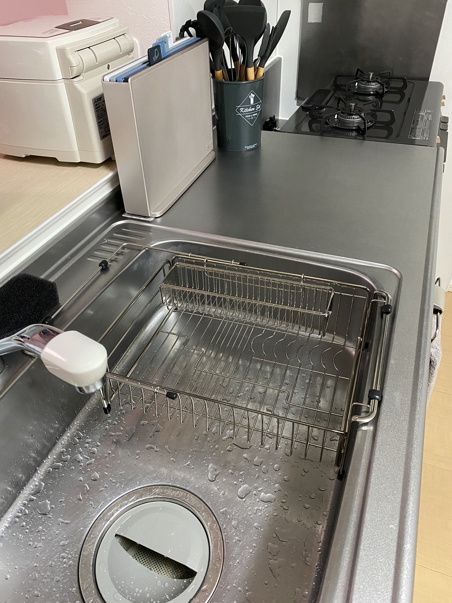 肉汁がすごいうめたん ニトリの水切りラック シンク角の丸みを考慮せずに買ったらシンクの邪魔になる位置にしか設置できなくて 危うくクビにしてしまうところだったんだけど Ikeaのワゴンにピッタリ収まったのでこれからの活躍に期待している W