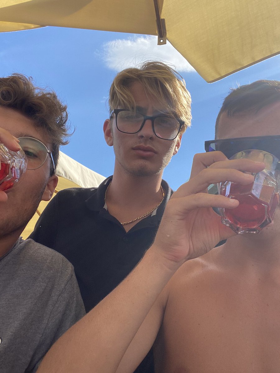 Christian03___'s tweet photo. Una vita di guai https://t.co/R2XpXSv7xD