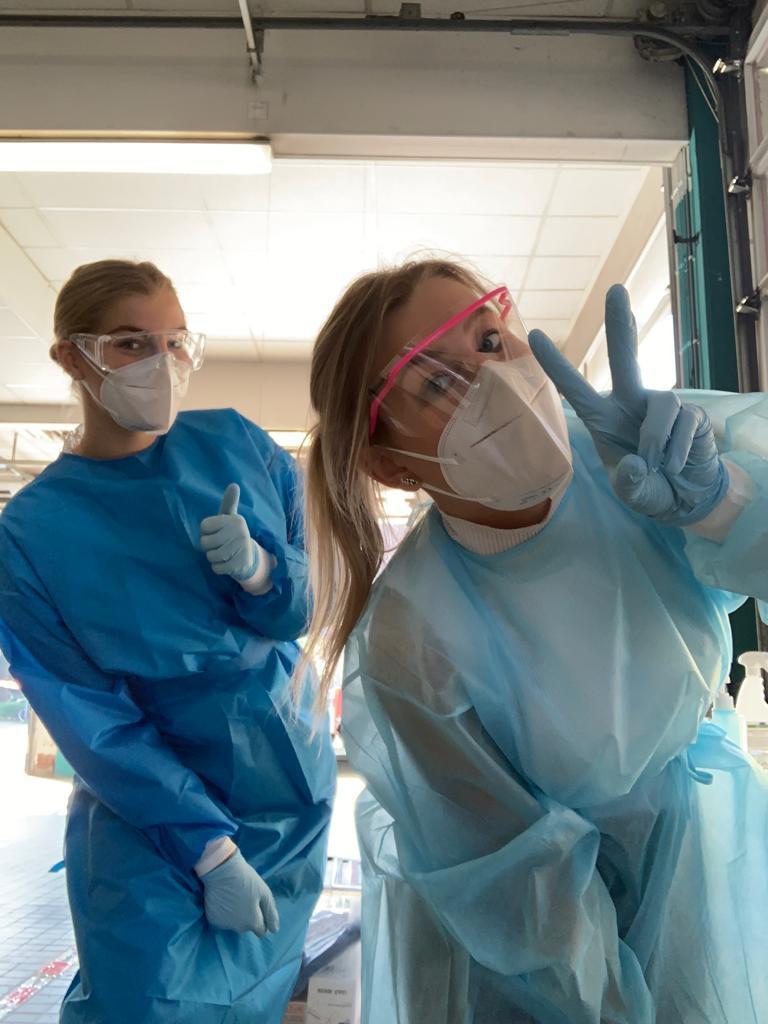 Wat mooi om te zien dat mbo-studenten deze zomer keihard werken om dagelijks tienduizenden mensen te testen op #covid19 Dit is een mega operatie om Nederland gezond te houden in de strijd tegen het coronavirus. #laatjetesten #covid19nl bit.ly/30U12D5