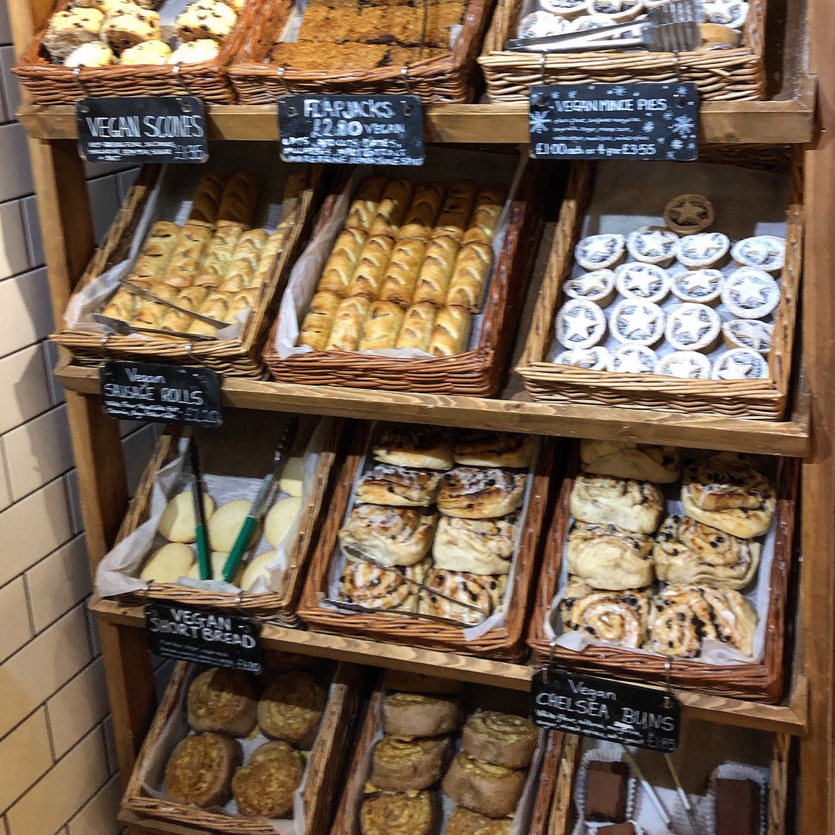 TheVeganSoul1's tweet photo. So many vegan options at Infinity Foods in Brighton ๐ฐ๐ง๐ช๐ฉ๐ฅ
.
.
.
.
#vegan #vegancakes #veganlife #foodporn #foodstagram #veganpastries #vegansausageroll #veganscones #veganflapjack #veganmincepie #veganshortbread #veganchelseabun #veganliving #plantbased https://t.co/5KoTp0bfPT