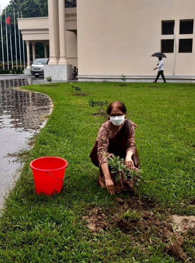 ShumonaIqbal's tweet photo. #Maskup #Bangladesh I planted a fruit tree in the yard of #SGHJamuna part of our National Tree Planting program. #GreenBangladesh #GreenDhaka https://t.co/OWQ68jpPcN