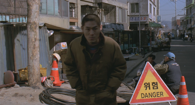 RicemegatronE's tweet photo. [röpke] LEE Chang-dong: Oasis (2002) 
Az oázis az életet, a megmenekülést jelentő hely a sivatag vándorai számára. Az oázis egy földi paradicsom, ahová az evilági utazók el akarnak jutni, ami nem sikerülhet mindenkinek. Az oázis egy falikép egy sivár...
https://t.co/6x3KdgiFT3 https://t.co/zM9ZKZHfaM
