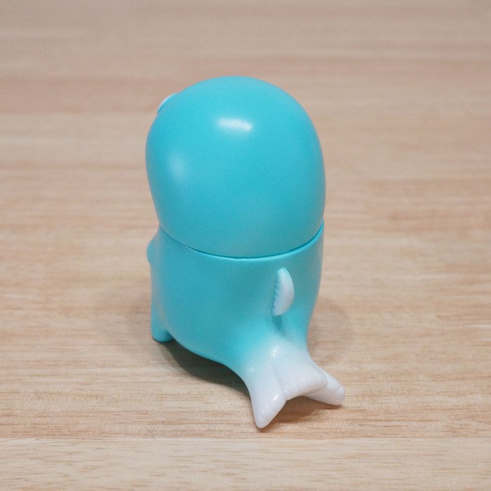 株式会社つる・ばらさんのソフビ
コイス(青)です！
鯉の怪獣コイス、1つといわず5つくらい並べてみたくなる愛嬌… order.mandarake.co.jp/order/detailPa…