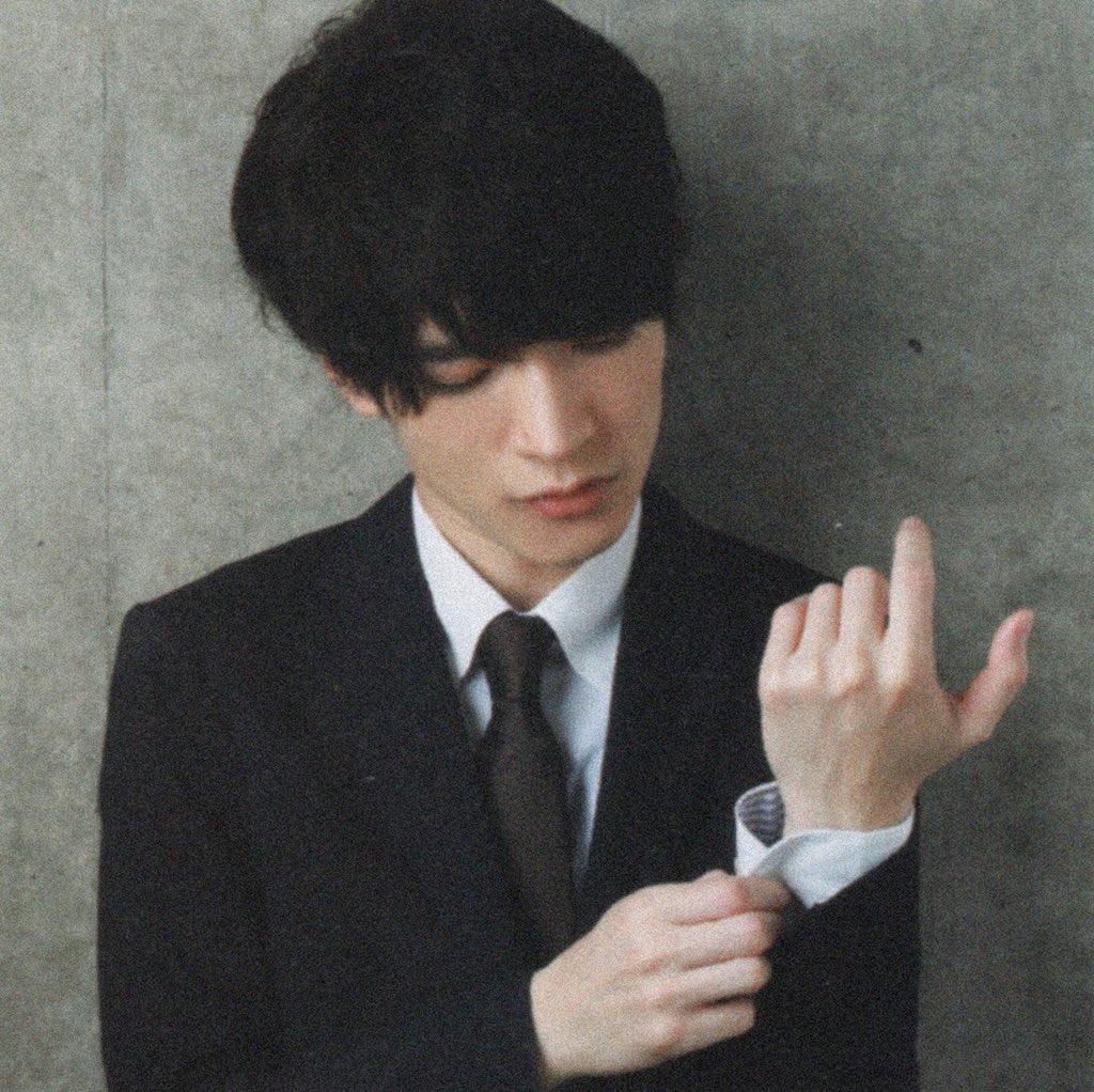 nonono0122's tweet photo. 冷淡強面部長となぜかプラベでご飯行くことになったから、集合場所でめちゃくちゃドキドキしてたら、「おい」って声かけられて一瞬誰かわかんなかったんだけど「え！髪型……」って思わず言ったら、「なんだよ、そんなに似合ってないか？」っていつもと違うビジュで言われて、違う意味でドキドキしたい https://t.co/eZK3xxV2PH