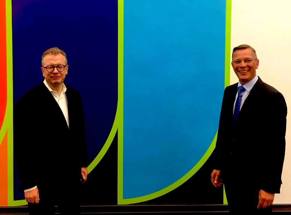 Kunsthalle_HB's tweet photo. Unser Direktor Christoph #Grunenberg begrüßte heute Frank Imhoff, Präsident der @HBBuergerschaft, und zeigte ihm die neue Dauerausstellung #artremix2020. https://t.co/VcsDXpNxxV
