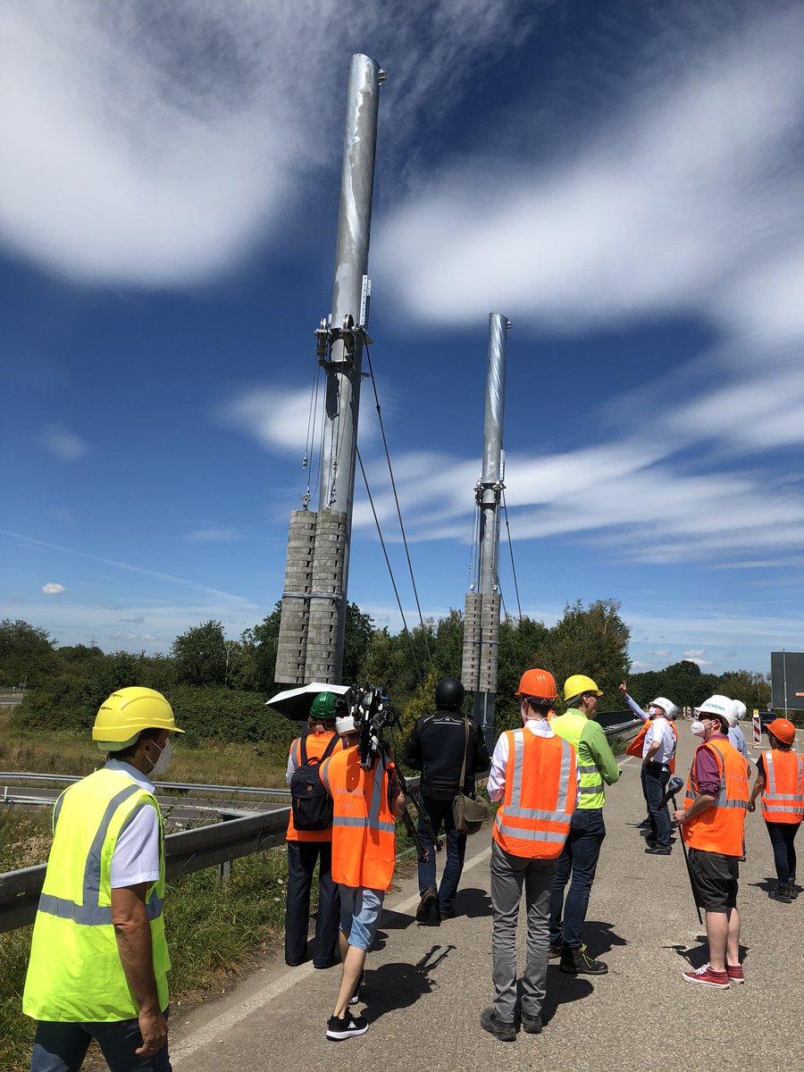 Accept_Energy's tweet photo. Der Bau der Oberleitung für Lkw im Murgtal schreitet voran! Wir freuen uns schon auf spannende Forschungsthemen im Rahmen der Akzeptanz-Begleitforschung im Projekt eWayBW! #bmu #ewaybw #erneuerbarmobil #oberleitungslkw https://t.co/hlMyTptZ9y