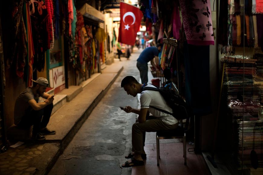 De nieuwe sociale mediawet in Turkije versterkt censuur en hindert reeds beperkte vrijheid van meningsuiting.

Mediabedrijven en de #EU moeten Turkije luid en duidelijk oproepen om deze wet te laten vallen.

hrw.org/news/2020/07/2… <a href="/HRW_NL/">HRW Nederlands</a> <a href="/hrw/">Human Rights Watch</a>