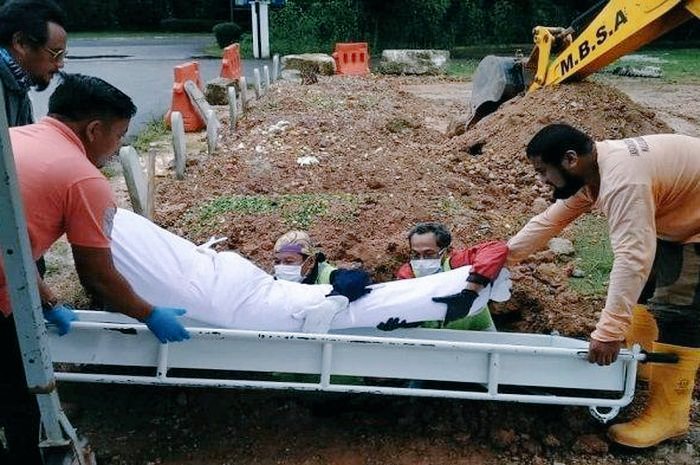 Infocom91's tweet photo. Menakjubkan!!! Kisah seorang muallaf yang wafat saat kondisi hujan, namun liang lahatnya kering. 
Selengkapnya click disini 
https://t.co/GDvvHYSyYp
#BeritaViral #muallaf https://t.co/g3XvzUr3X6