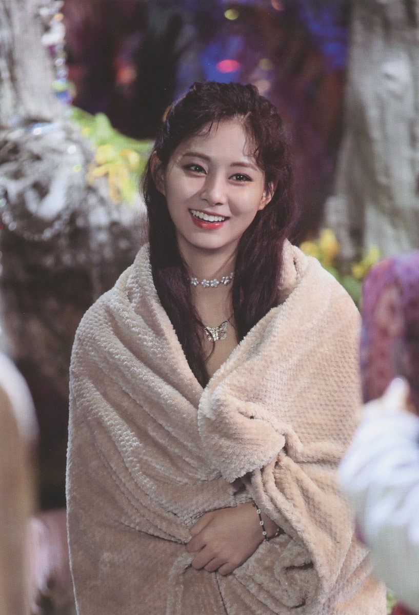 SCAN] TWICE MONOGRAPH MORE & MORE - page 129 Tzuyu (color toning