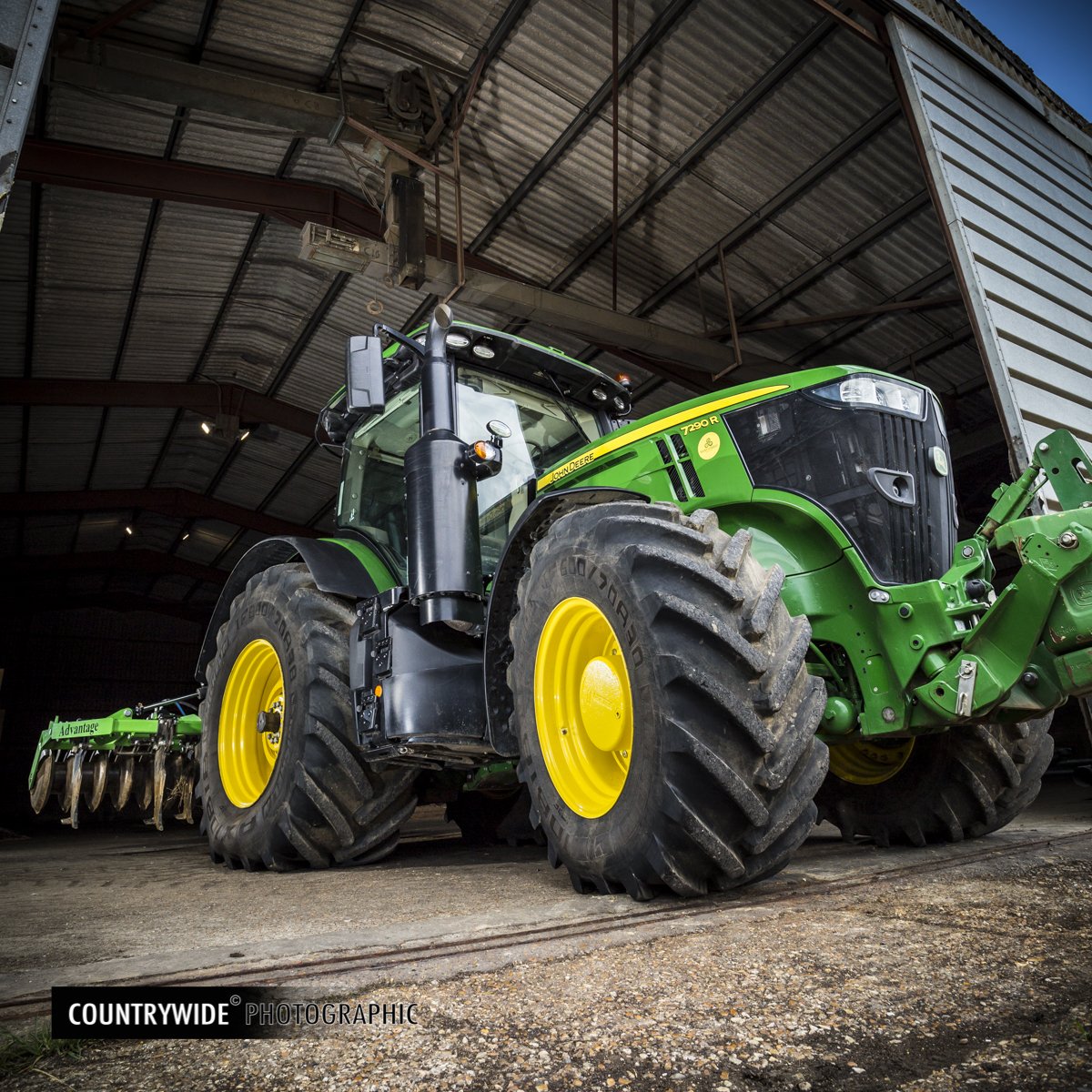 Countrywidepics's tweet photo. Out photographing farm machinery today for @SouthEastFarmer for a feature on @Sentryadvice out next month. #farming #farmers #agricultural #agriculture #tractor #machinery @JohnDeere #feature #photography #photoshoot #lightning #lightroom @PIXAPRO_UK https://t.co/WYEp3kgmWn