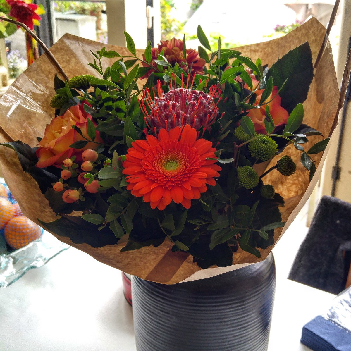 Icarusoptournee's tweet photo. #haiku #viermaandenlater
-
Onafscheidelijk,
zegt de man met het boeket,
ik knik en dank hem...
-
#hijwisthetniet #vanhorenzeggen #ontdaan #medeleven #tonen #gisteren #onafscheidelijk #paar #boeket #rood #kleurvandeliefde #knikken #zoishet #dank #medeleven #nooittelaat https://t.co/taNFFLsp5s
