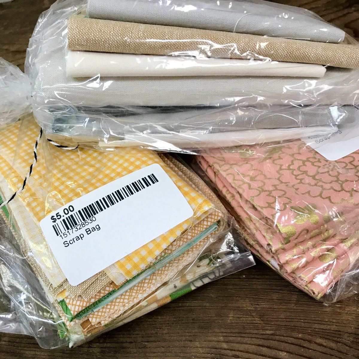 UrbanSpools's tweet photo. Abby’s scrap bags are back! Beautiful quilting fabrics are color curated and ready to take home. These are perfect for EPP or small piecing. Only $5, in store only. 💜

#fabricfun #quiltlife #dallasmodernquilters #quiltscraps #epp #fabricbundles #dallasmakers #stayhomeandsew https://t.co/AeyLrJlqgJ
