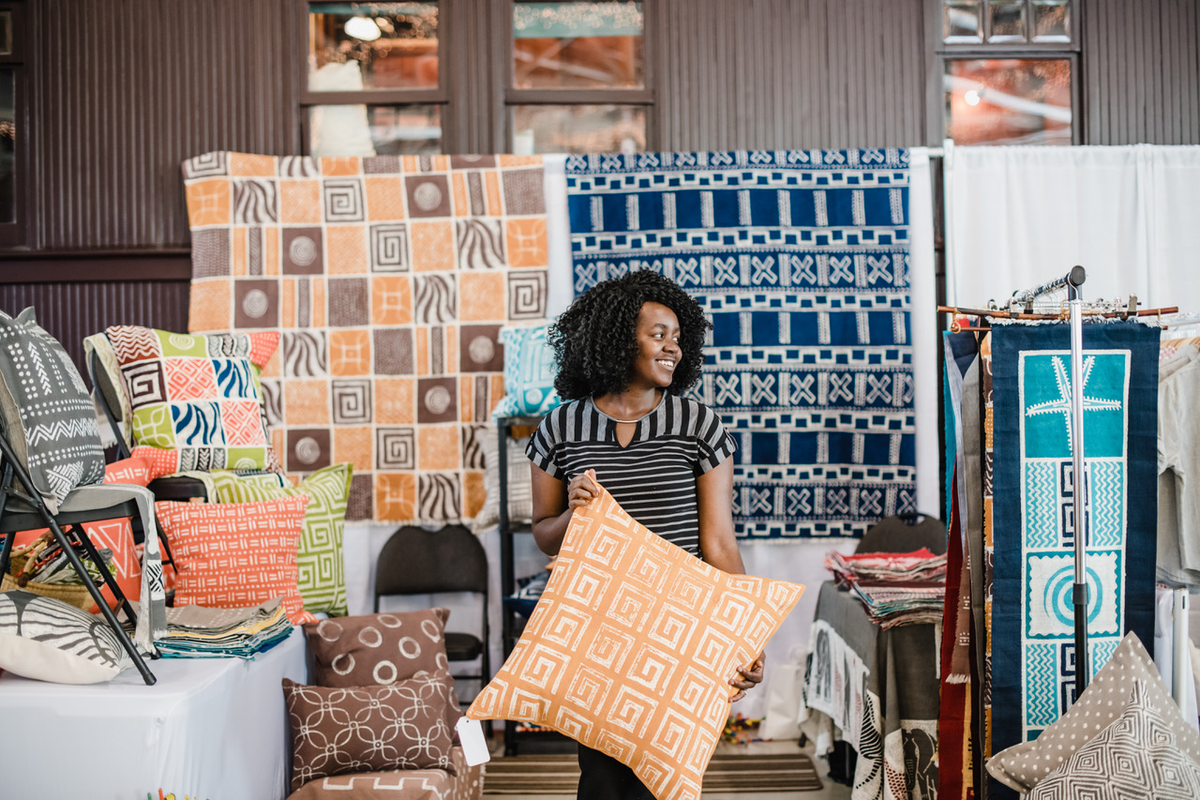 arts_newwest's tweet photo. Linda Adimora is the SOULpreneur & social entrepreneur behind BATIQUA! She is a proud Zimbabwean-born entrepreneur of amazing handmade textiles for home decor.
Find her shop at https://t.co/3aSaNjymh5
#celebrateblackartisians #featuretuesday #artsnw #newwest https://t.co/2hy10VmYxt