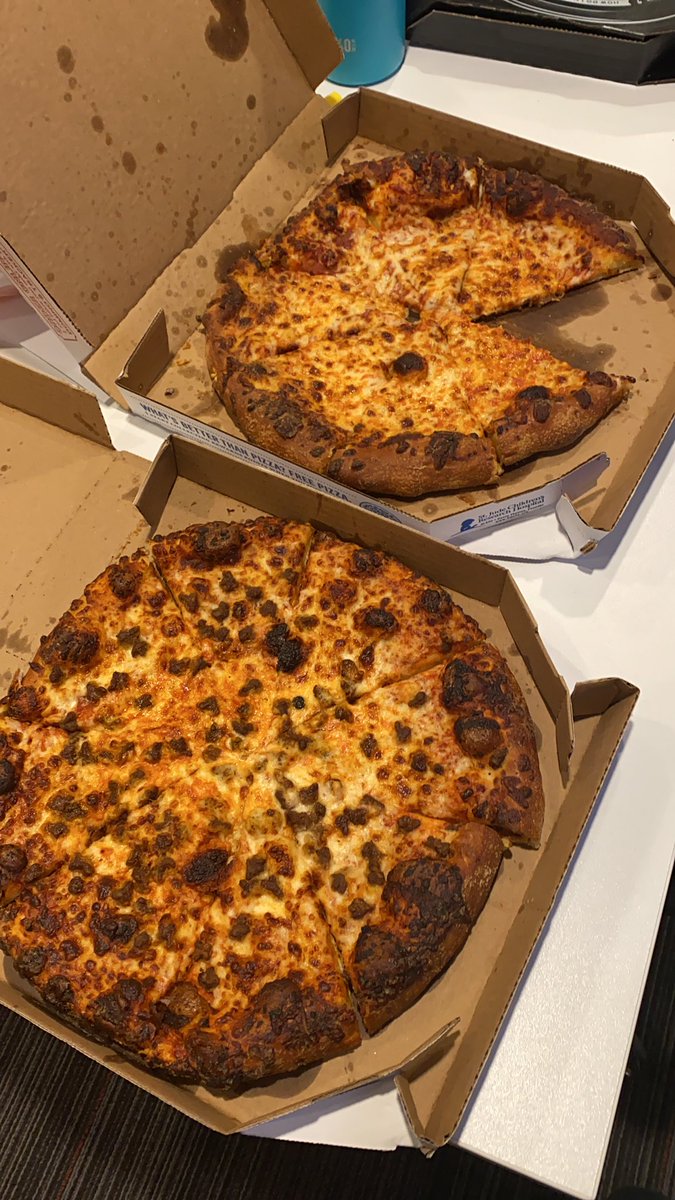 FrancoDot0's tweet photo. @dominos You really sent me a pizza that looks like this 🙄🤦🏾‍♂️🤬 https://t.co/ZYWpFQt3rp