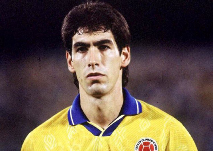 Lors de la coupe du monde 94, Andrés Escobar marque un but contre son camp, synonyme d’élimination pour la Colombie. Il sera assassiné 10 jours plus tard. L assassin criait « GOL » à chaque coup de feu.