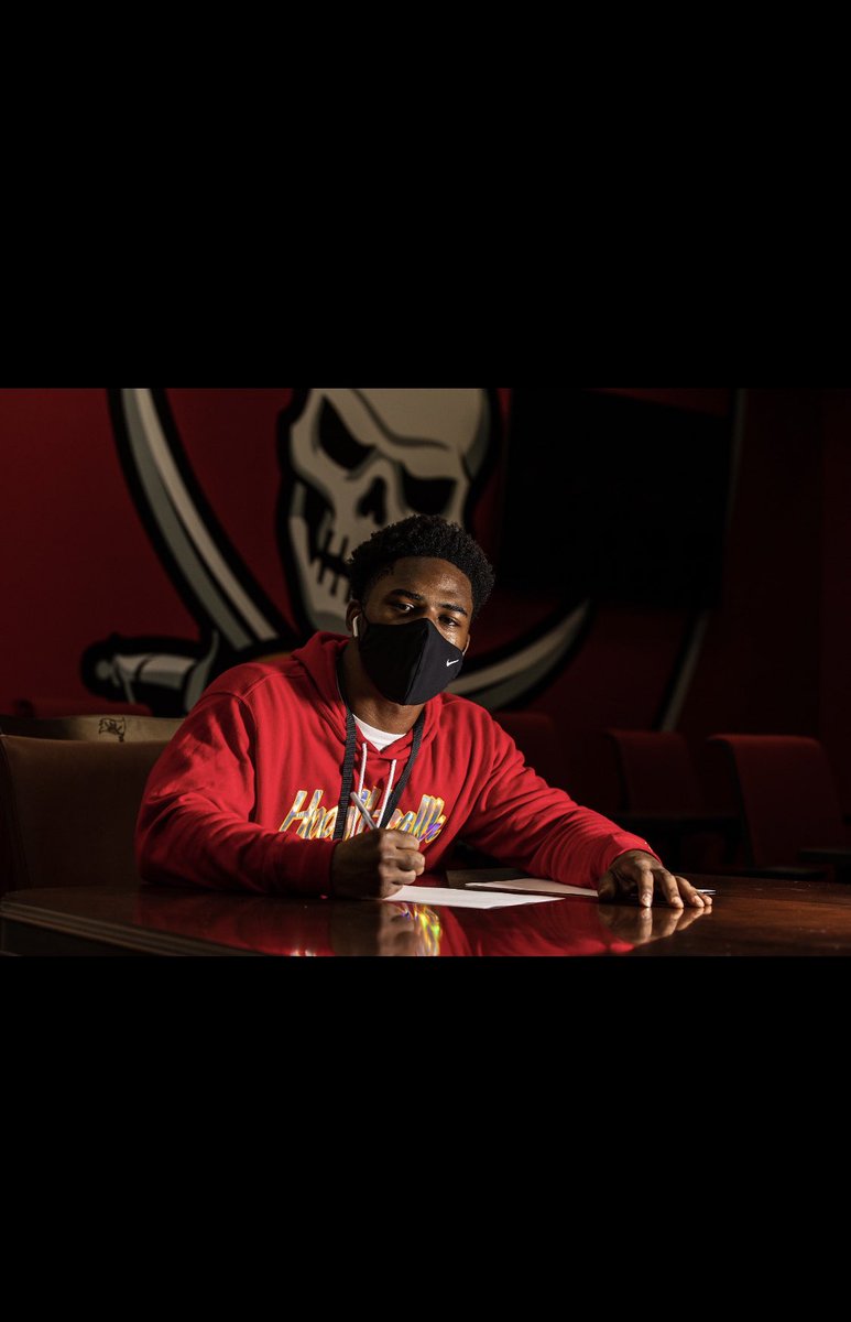 My life was hard it just had be. Turned my dreams to reality. It’s Official ✍🏾 #GoBucs #RaiseTheRedFlags #RipPop