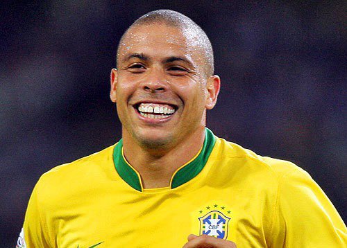 Mère de Ronaldo « Je jouais au loto chaque semaine en espérant gagner le gros lot mais je ne me doutais pas que le ticket gagnant cassait mes vases dans le salon avec un ballon »