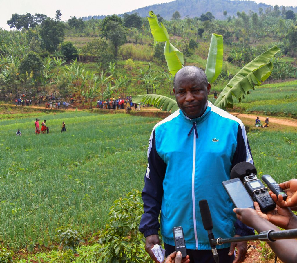 NtareHouse's tweet photo. #Burundi Le Chef de l’Etat S.E @GeneralNeva s’est joint à la population de @KarusiProvince dans les travaux de construction d’un barrage d’irrigation et d’une adduction en eau potable sur la colline Nyamiyaga de la Commune Gihogazi. 2/3 https://t.co/I6kSjHJycY