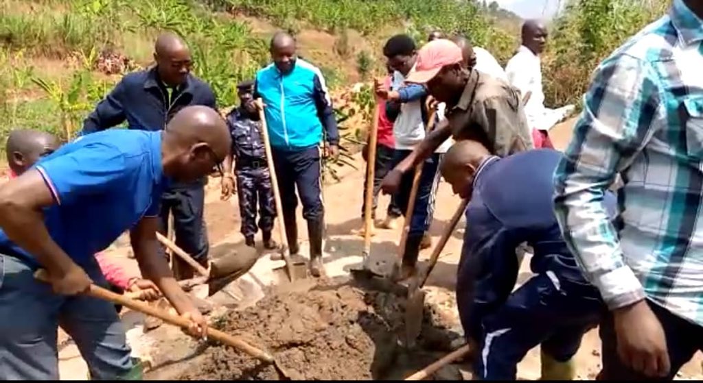 NtareHouse's tweet photo. #Burundi Le Chef de l’Etat S.E @GeneralNeva s’est joint à la population de @KarusiProvince dans les travaux de construction d’un barrage d’irrigation et d’une adduction en eau potable sur la colline Nyamiyaga de la Commune Gihogazi. 2/3 https://t.co/I6kSjHJycY