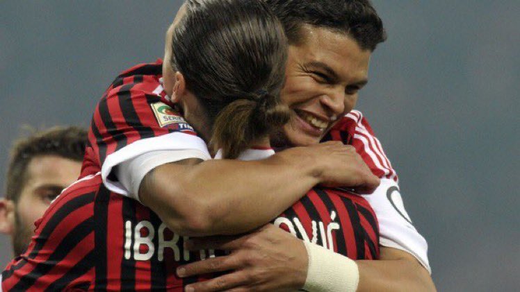 Thiago Silva sur Zlatan : « Un jour il se disputait avec Gattuso dans le vestiaire, la situation a dégénéré. Il y avait une poubelle à côté, Zlatan a pris Gattuso et la mis dedans. Gattuso remuait les jambes, mais il ne pouvait pas sortir. Ça l’a mis encore plus en colère.»