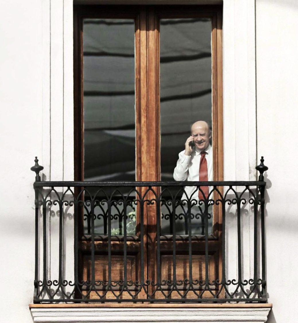 _maurho's tweet photo. Presidente Larroulet desde un balcón del Palacio de La Moneda observa ingreso de sus nuevos ministros.
#CambioDeGabinete #NoApruebenElSalvatajeAFP #NoApruebenSalvatajeAFP #ImpuestoALosSuperRicos 
#NoAlaLeyDeInteligencia #NoAlSalvataje #ConCodelcoNo https://t.co/NkE2HFitR5